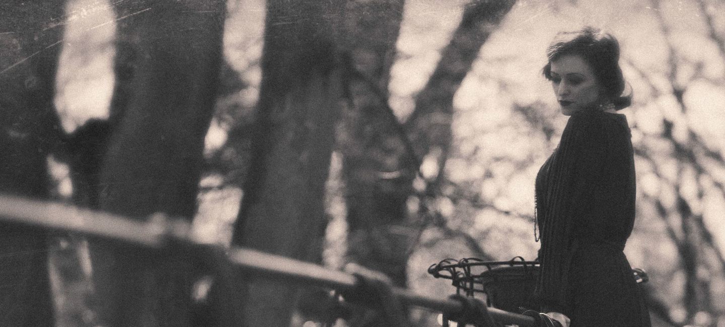 Frau an Brücke, Brücken eignen sich gut als Fotolocation