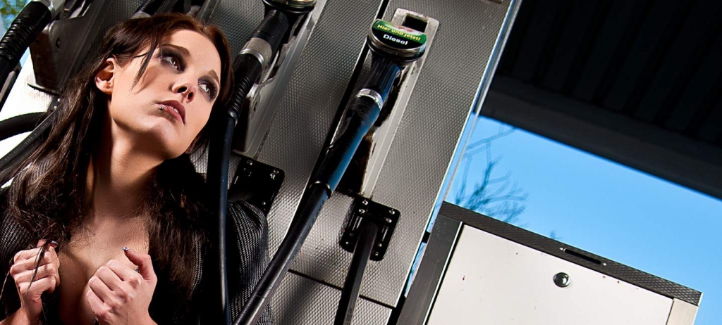 Frau an Tankstelle hat Outdoor Shooting