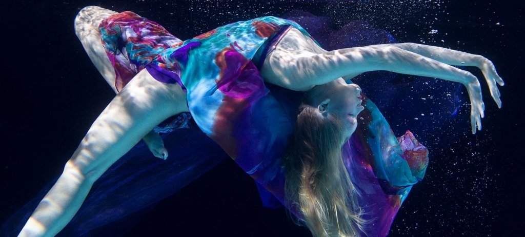 Frau im Wasser beim Unterwassershooting