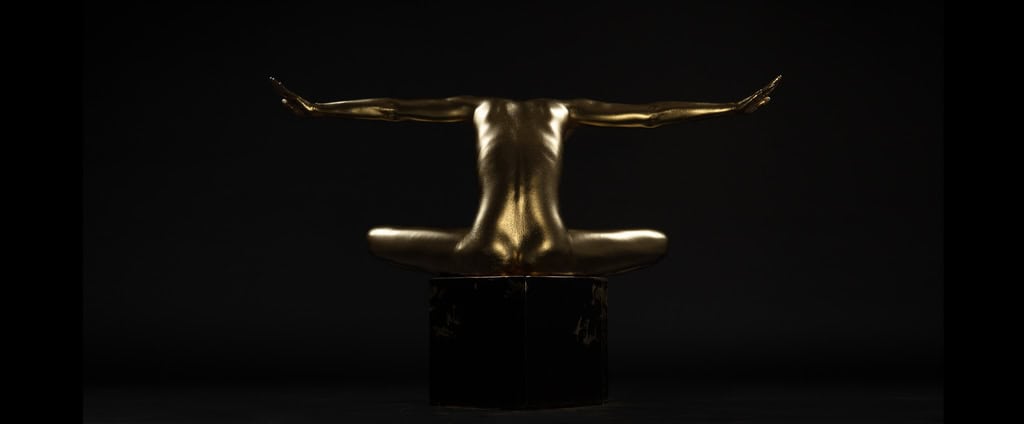 Gold Bodypainting Kunst, vogelähnliche Pose, Körperkunst von René Lüdke Hamburg