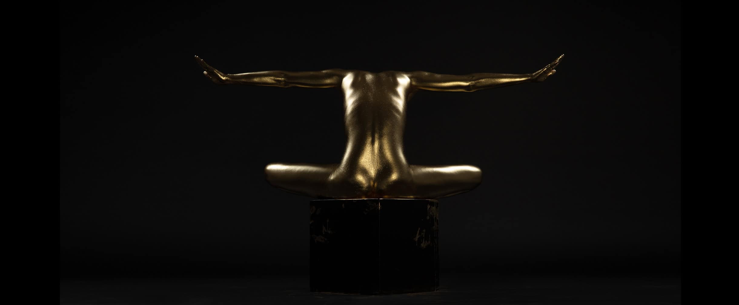 Gold Bodypainting Kunst, vogelähnliche Pose, Körperkunst von René Lüdke Hamburg