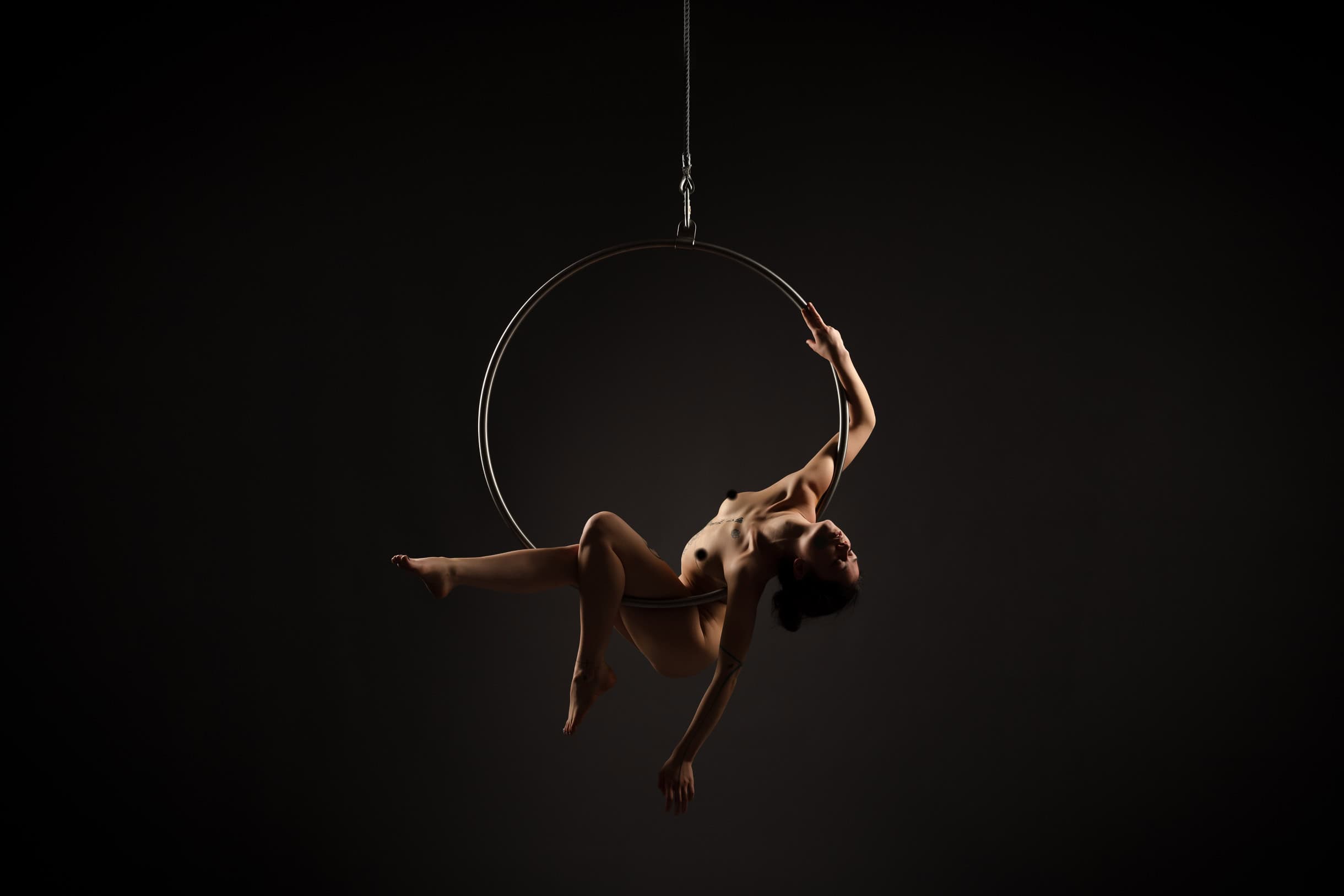 Fine Art Aktfotografie mit Ring, künstlerische Komposition von René Lüdke in Hamburg