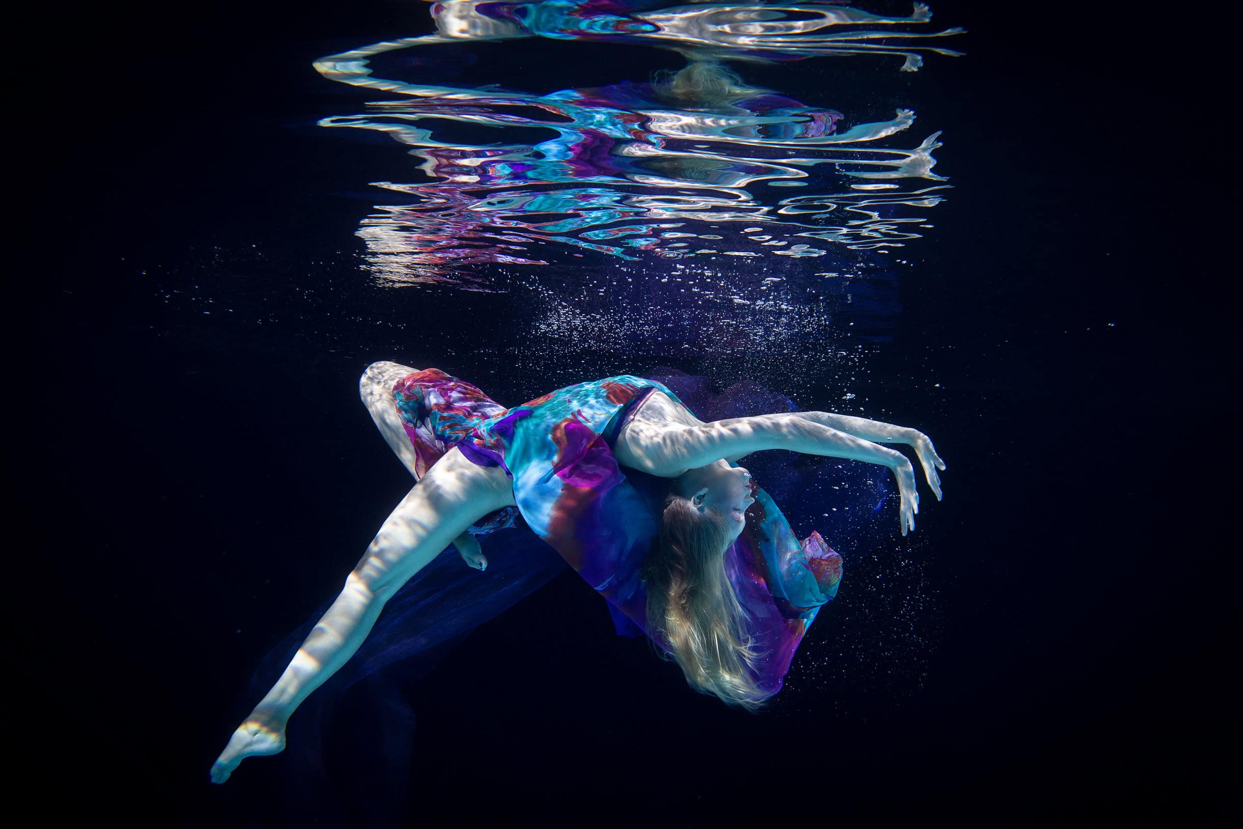 Unterwasser-Fashion-Aufnahme von René Lüdke – Model in fließender Robe, Hamburg
