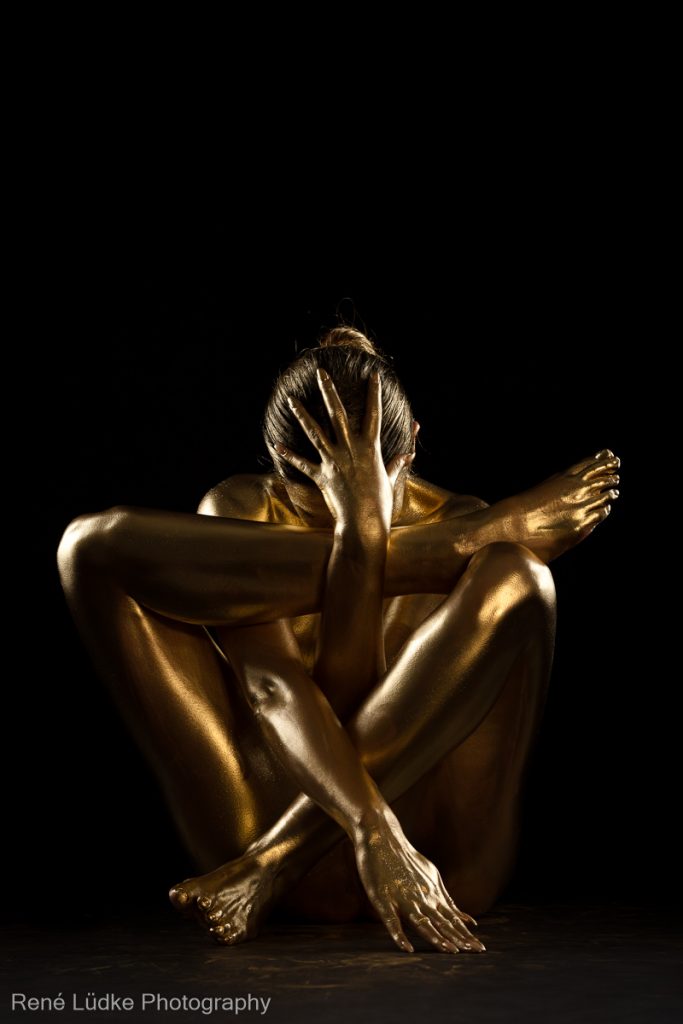 Bodypainting in Gold, sitzend.