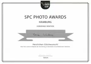 SPC Photo Award 2024 Hamburg – Honorable Mention für Fotograf René Lüdke für herausragende künstlerische Aktfotografie.