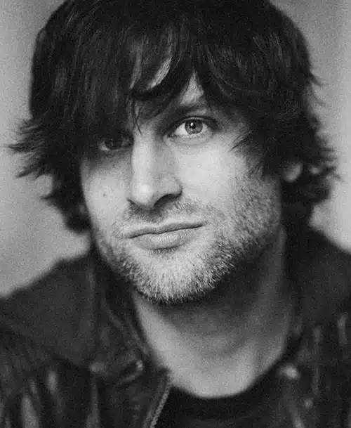 Porträt von René Lüdke, Fotograf aus Hamburg, in schwarz-weiß, mit direktem Blick in die Kamera.