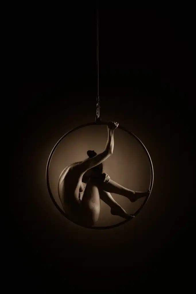 Künstlerische Aktfotografie einer Frau im schwebenden Reifen – Studio René Lüdke Hamburg