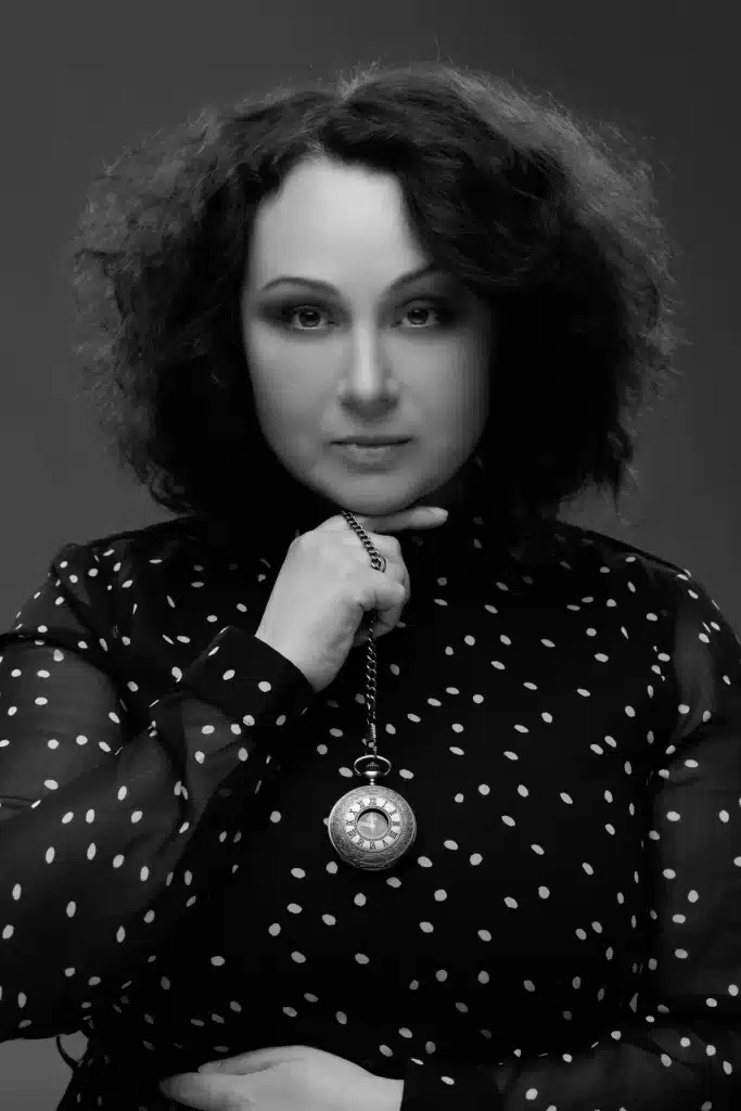 Fine-Art Fotoshooting in Hamburg – Porträt einer Frau mit Taschenuhr, fotografiert von René Lüdke.