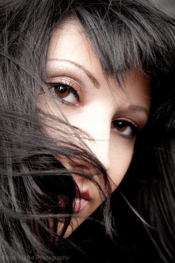 Beautyportrait einer Frau mit Haaren im Gesicht